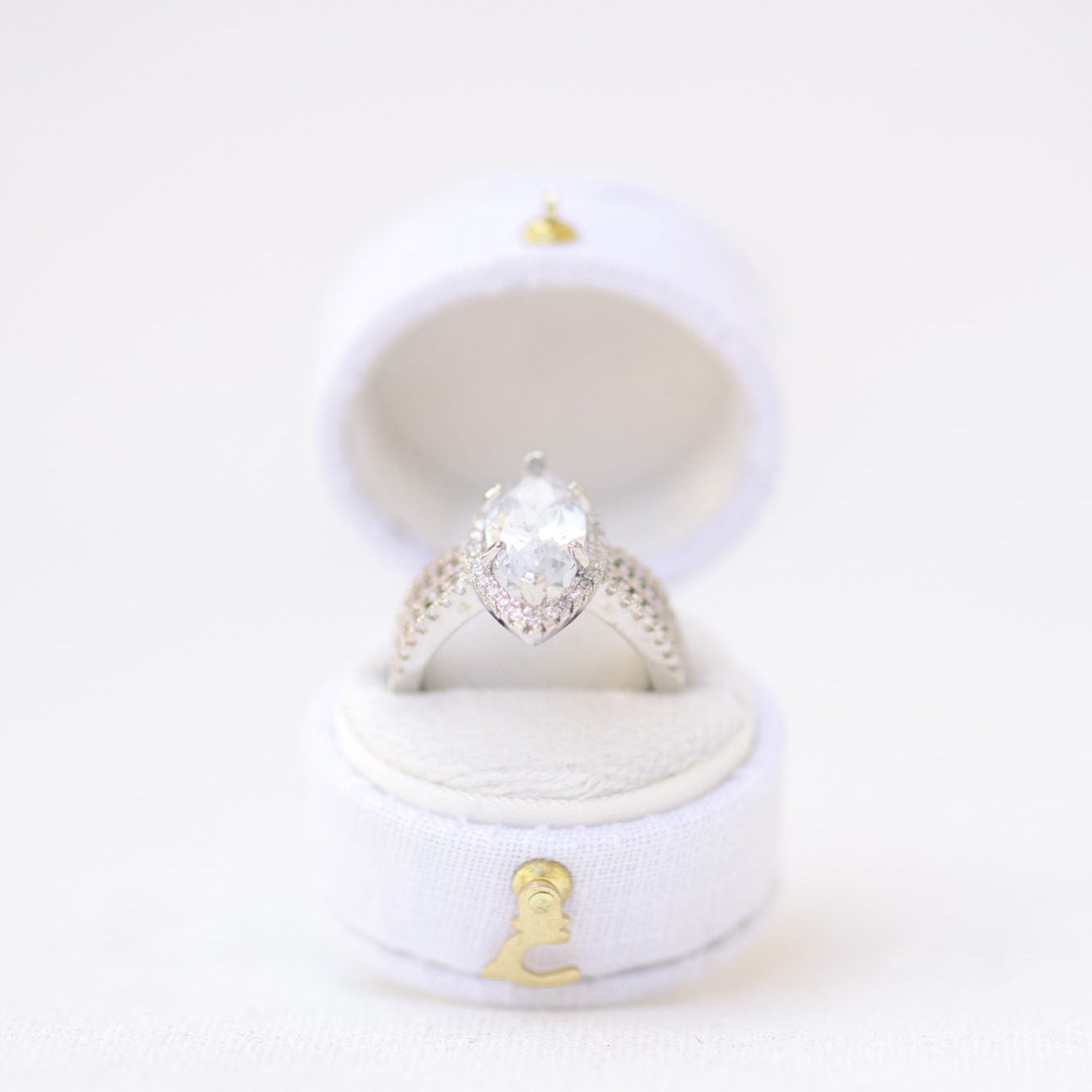 Oval Heritage Petite Box - Dove White Linen image